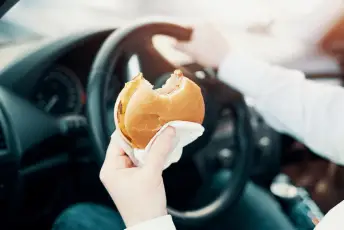 旅行时吃快餐可能引发男性溃疡性结肠炎。