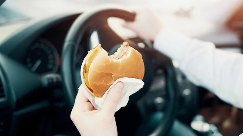 男人的溃疡性结肠炎可能因旅行时吃快餐而引发。