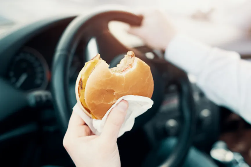 男人的溃疡性结肠炎可能因旅行时吃快餐而引发。