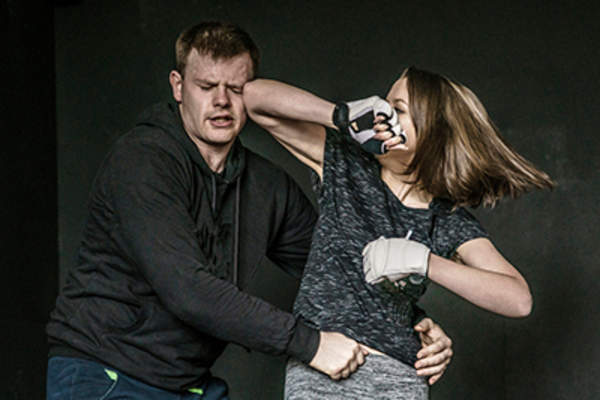 女人反击男人的攻击。