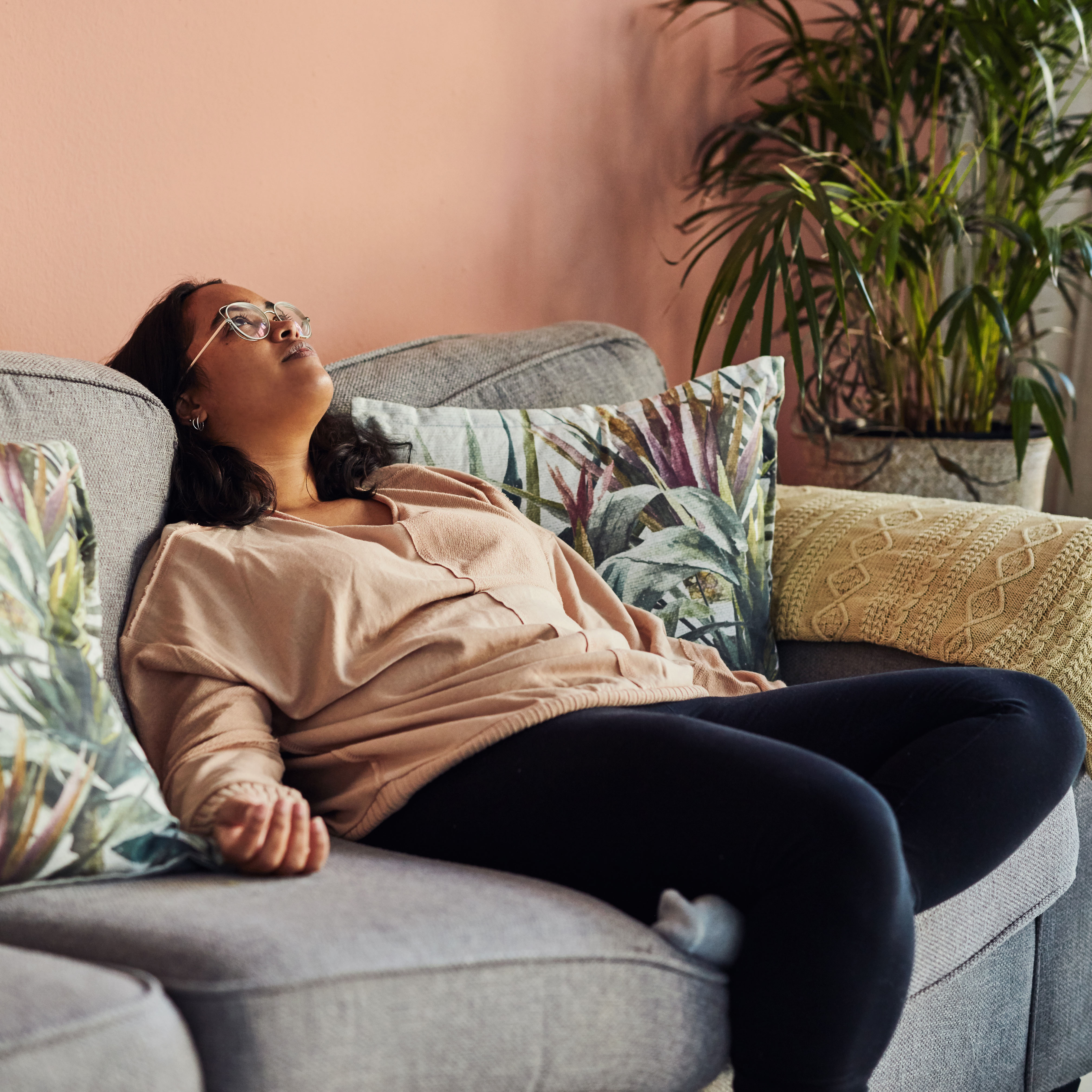 沙发上疲惫的女人