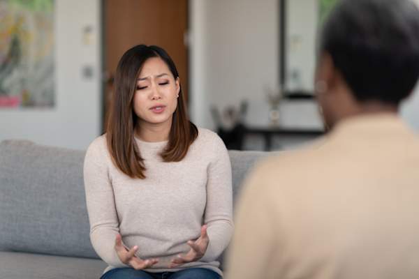 女人跟在治疗过程