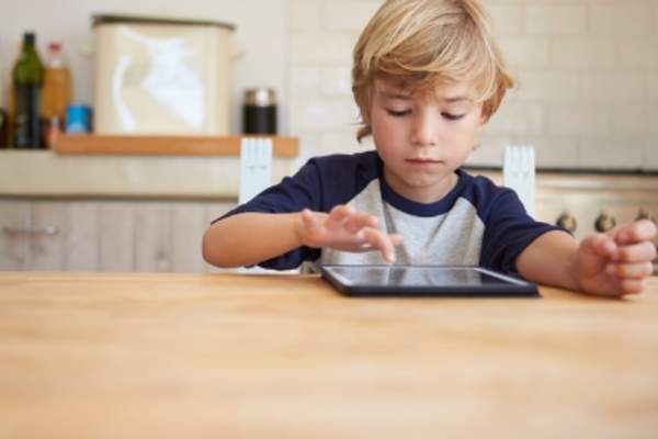 母亲打手机与婴儿时的手表。