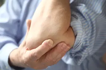 关节受严重类风湿性关节炎影响而疼痛的男子。