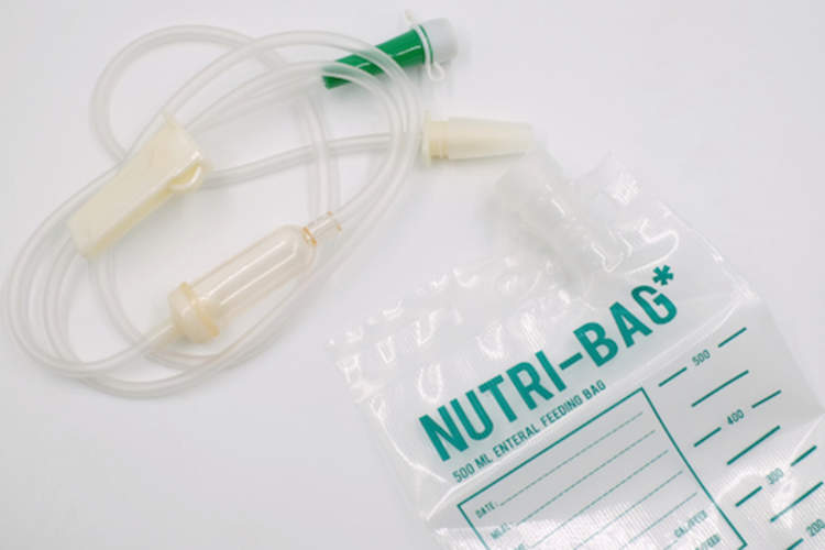营养素线和营养袋供给病人。