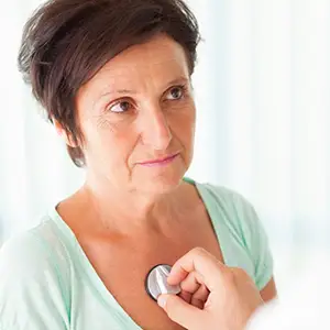 心脏病专家听女人的心脏。