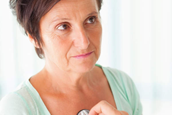 心脏病专家倾听女性的心脏。