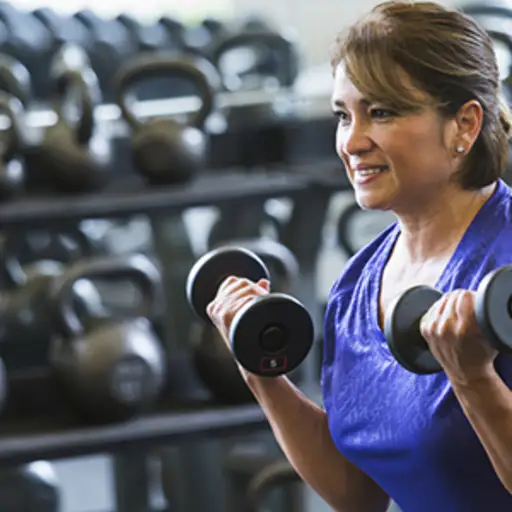 妇女使用在健身房的重量。