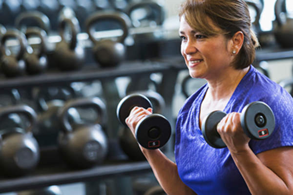 在健身房练举重的女人。