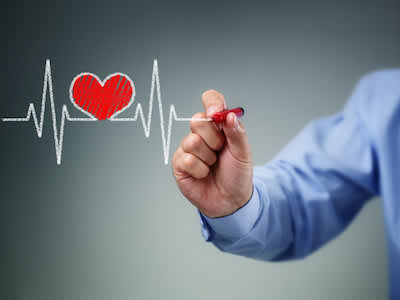 医生绘制心脏节律