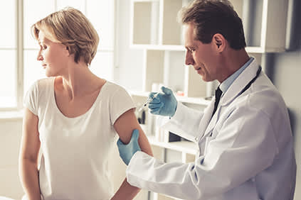 医生给类风湿性关节炎患者的疫苗。
