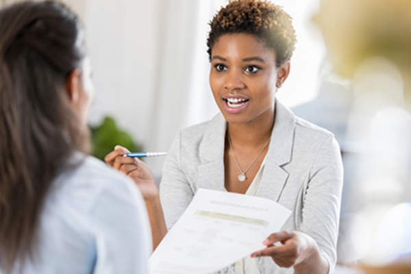 女人给纸给她的医生。