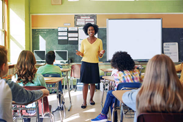老师在教室里和学生交谈。