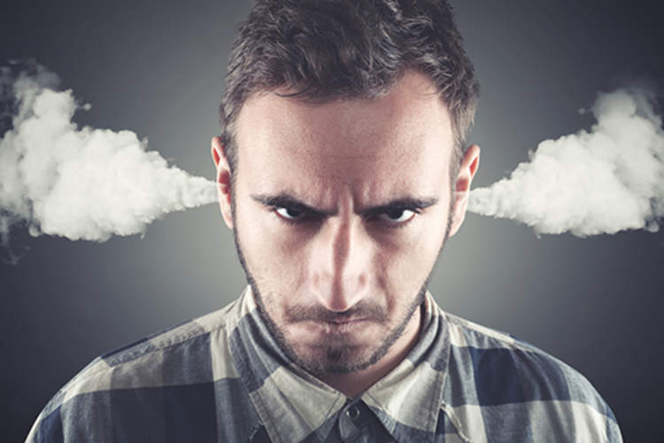 愤怒的人用蒸汽来了他的耳朵了。