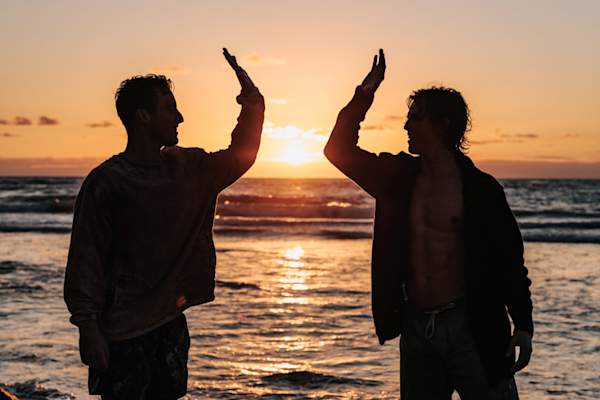 两个男人剪影高fiving
