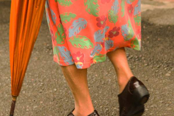 不要在大步行走时改变步态