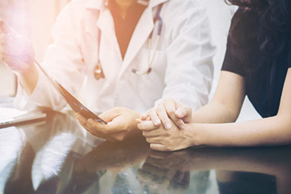 医生咨询病人。