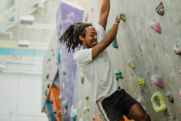 男子攀爬岩壁。