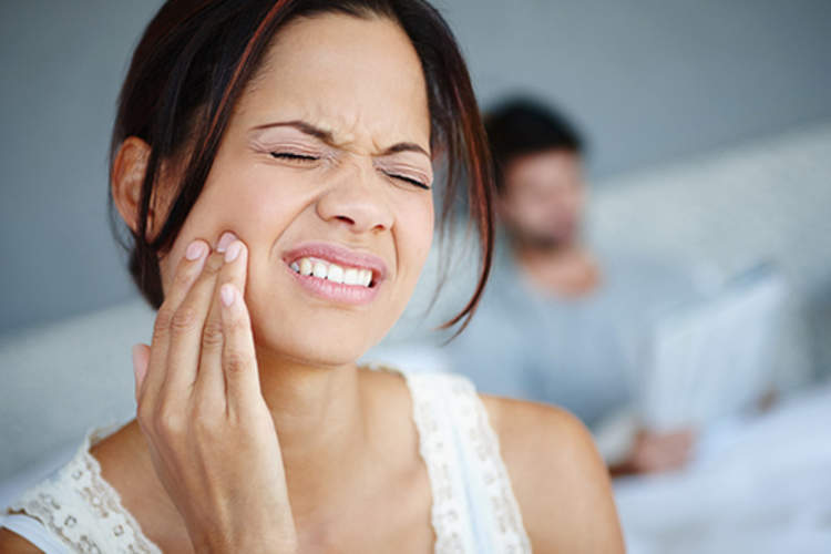 女子与下巴疼痛。