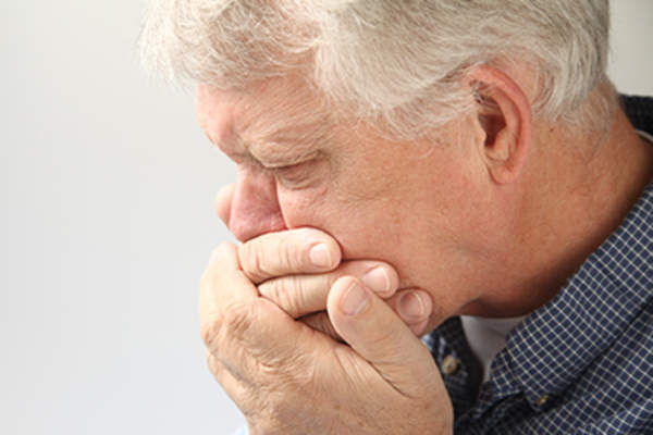 老人遇到恶心。