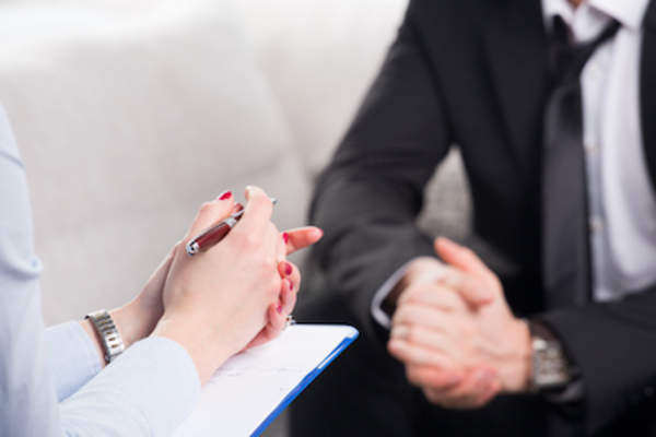 医生与人谈论得到一个支持系统。