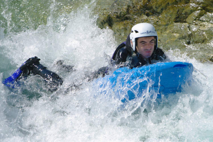 男人激流滑板。