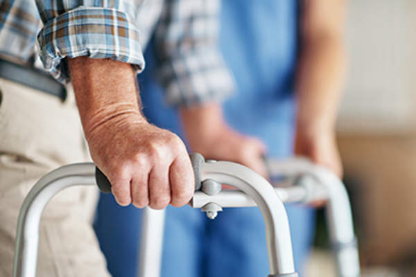 使用助行器的老人。