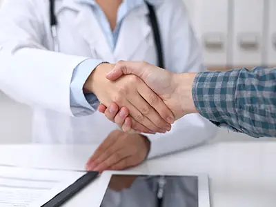 病人与医生握手。
