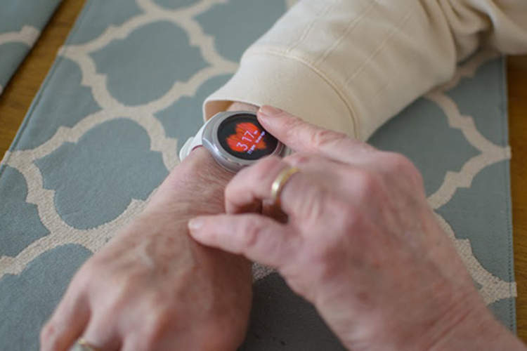 研究智能手表技术的高级女性。