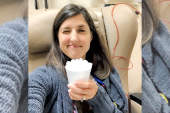 塞布丽娜·斯基尔斯在化疗椅上拿着冰块