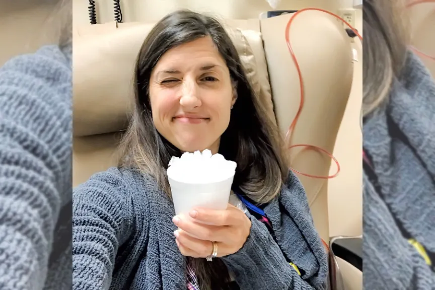 塞布丽娜·斯科尔斯在化疗椅上拿着冰片