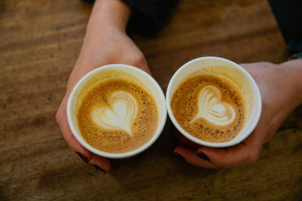 两人咖啡，咖啡上有心形图案
