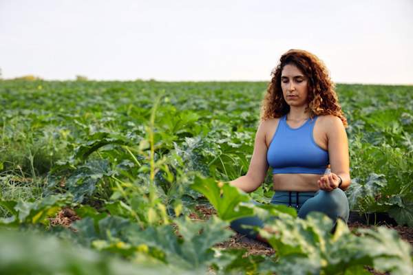 女子打坐在现场