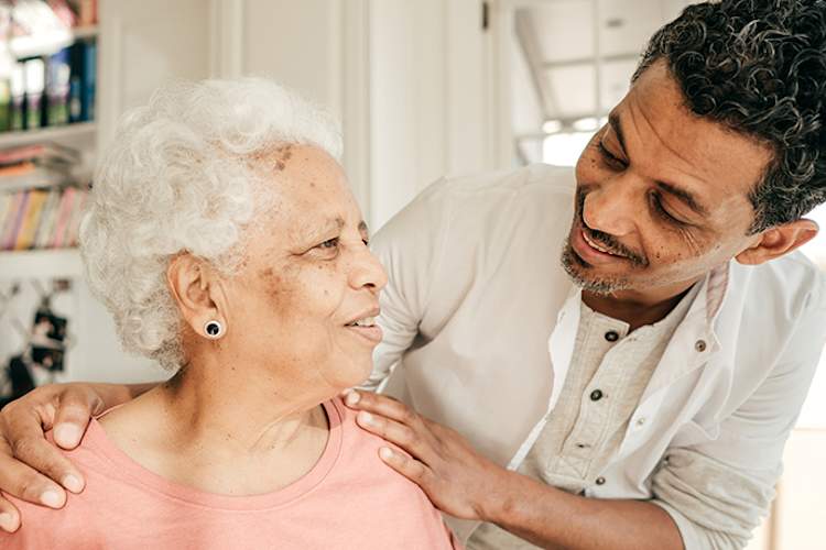 照顾老人的人。