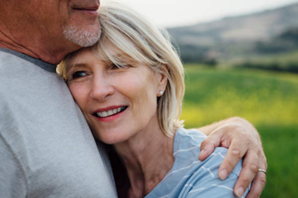 妻子拥抱丈夫。