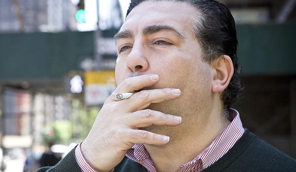 超重的人吸烟。