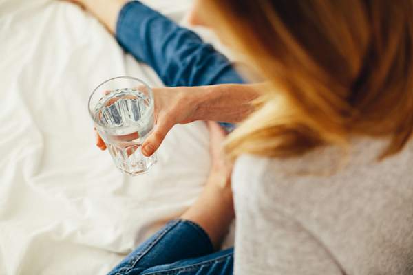 女人喝着一杯水