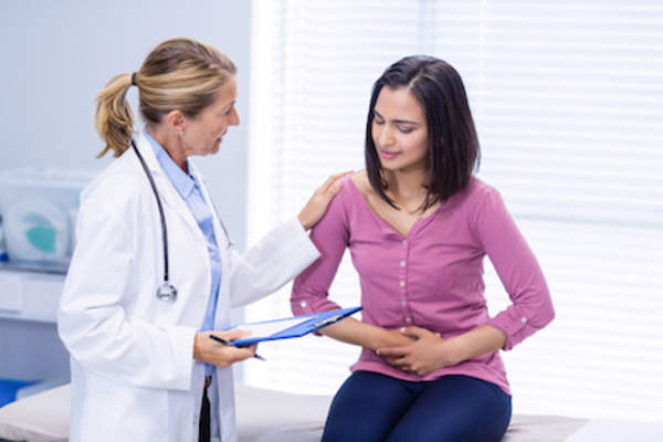 向医生解释胃痛。