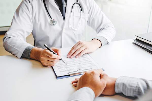 医生讨论与高级患者的药物