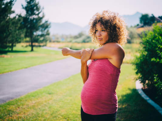孕妇在运动前做伸展运动