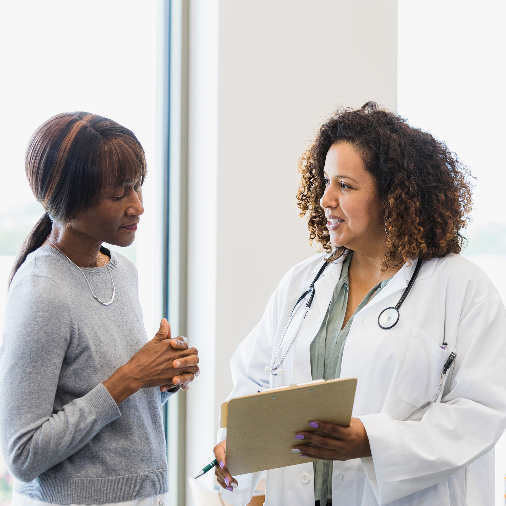 一位医生正和一位女病人说话