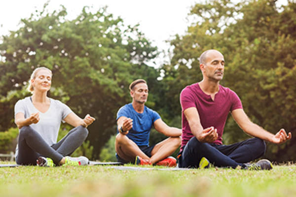 人在公园沉思集团。