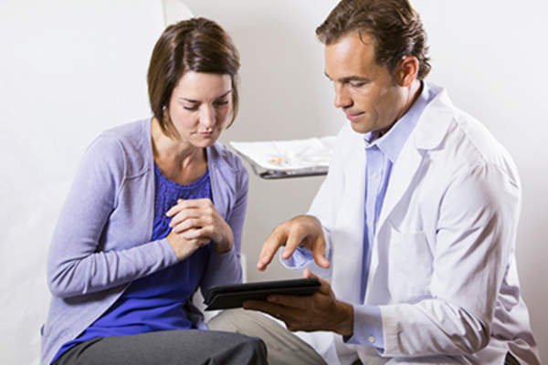 医生教育女病人湿疹。