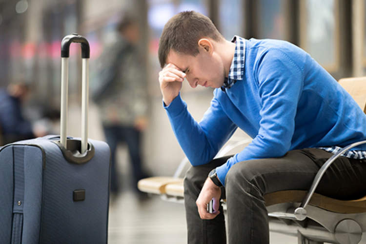 机场图片中的压力男人