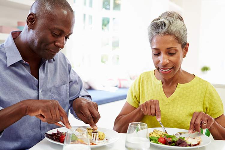 成熟的情侣吃晚饭在一起。