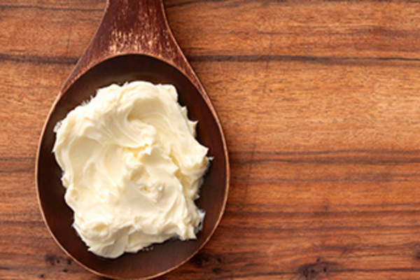 用勺子起酥油。