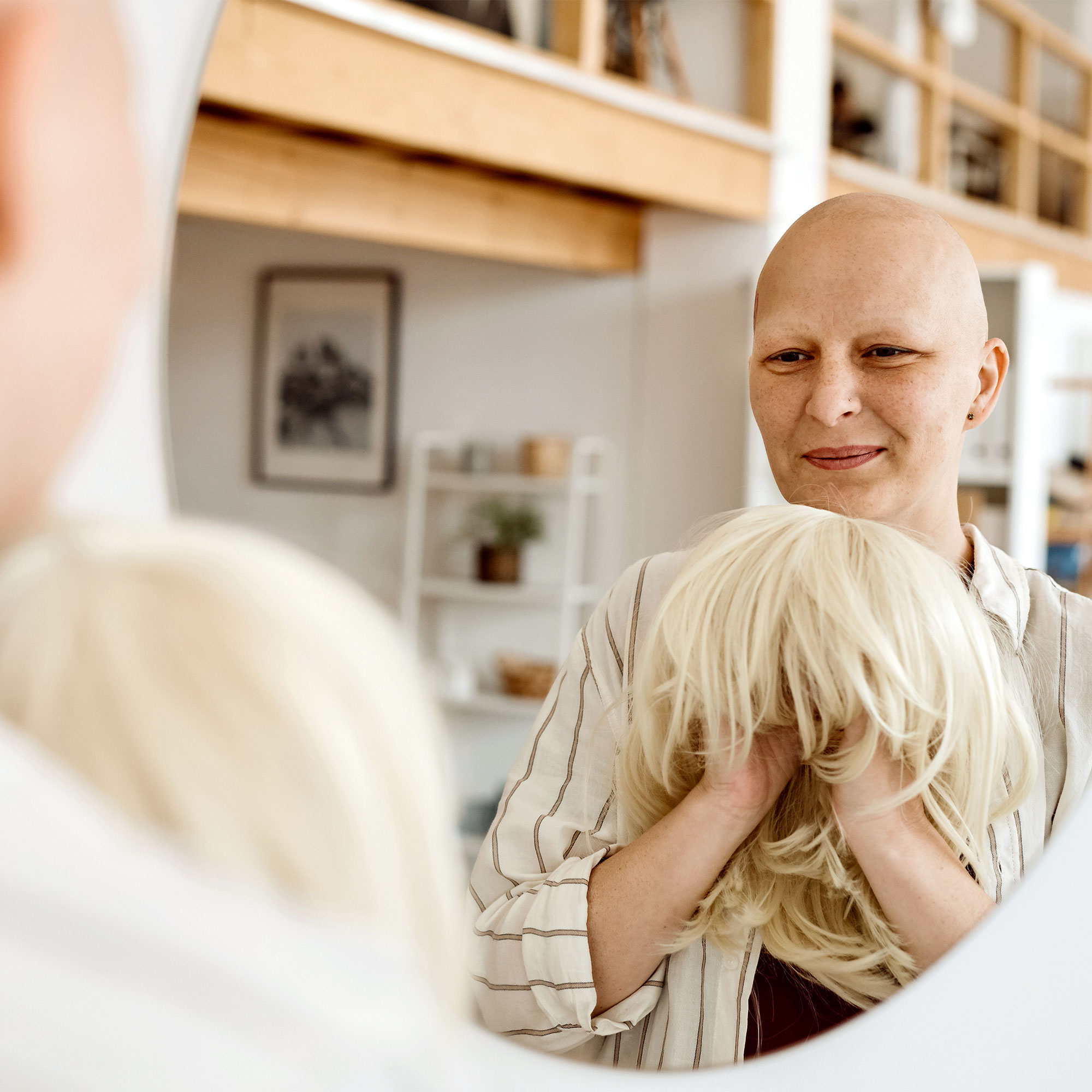 一名脱发妇女手持假发