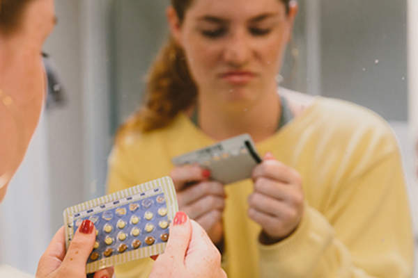 女人质疑她的节育方法。