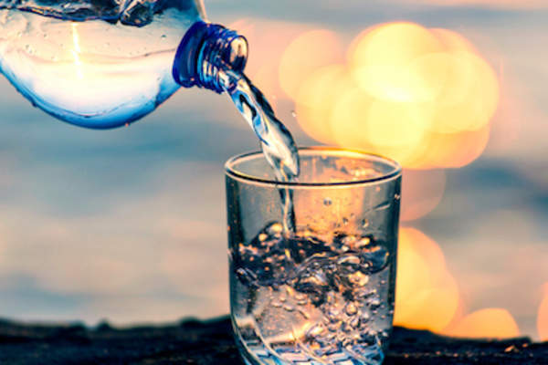 瓶装水倒入玻璃。