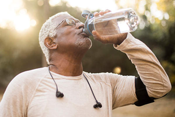 老人从饮用一瓶水。